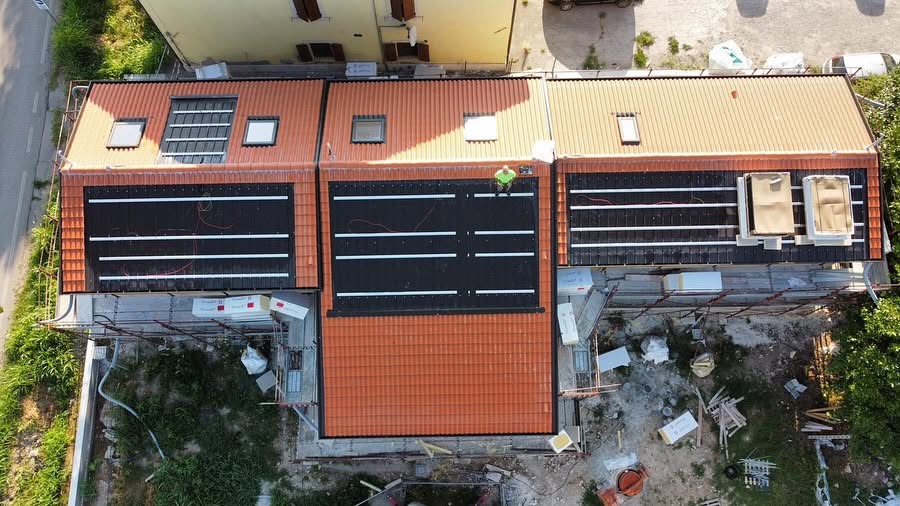 Vista aerea di un cantiere con impianto fotovoltaico in corso