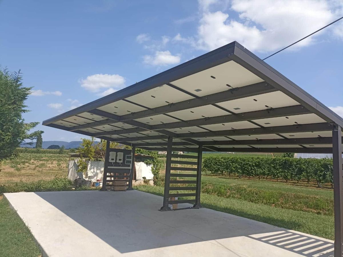 Carport fotovoltaico in acciaio con vigneto sullo sfondo