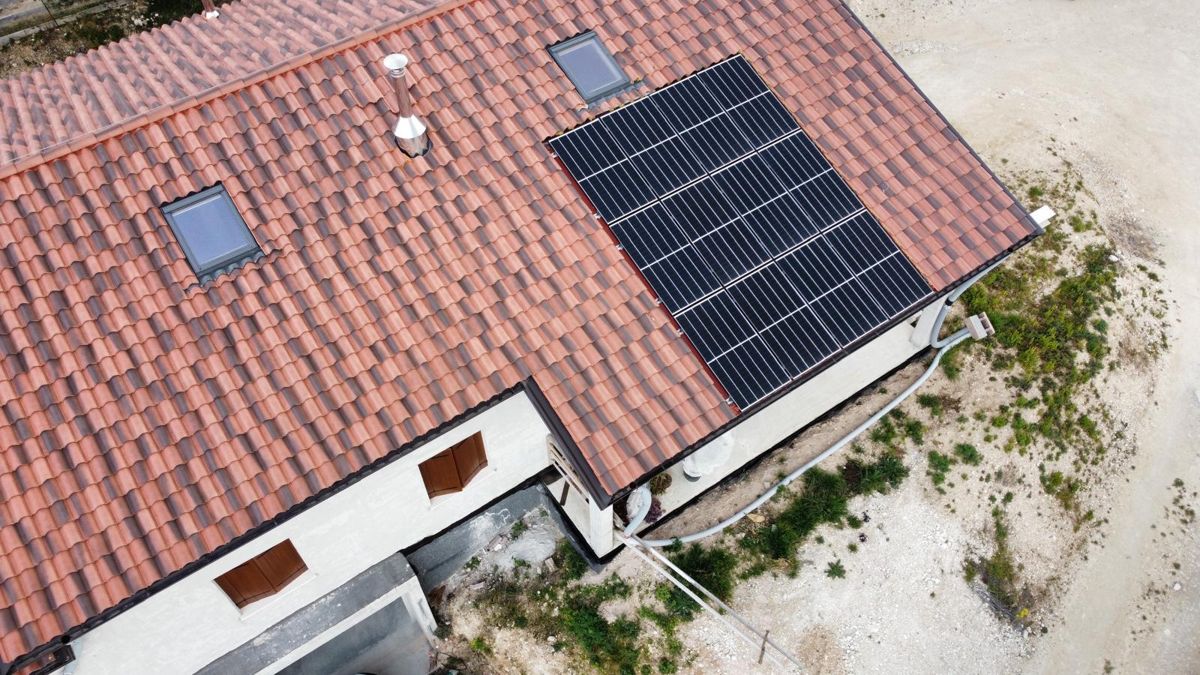 Impianto fotovoltaico su una casa di nuova costruzione, vista aerea