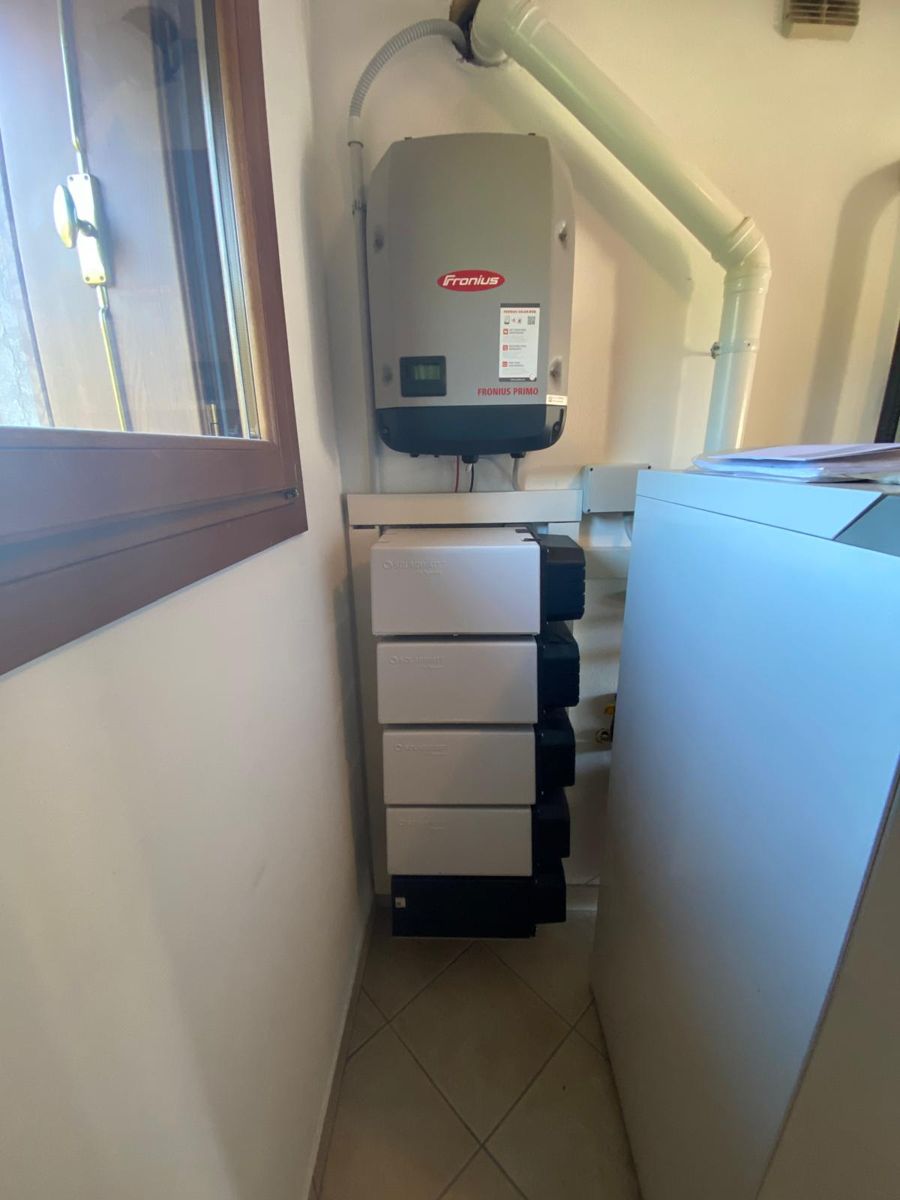 Inverter Fronius e batterie di accumulo Solarwatt installati in un locale tecnico