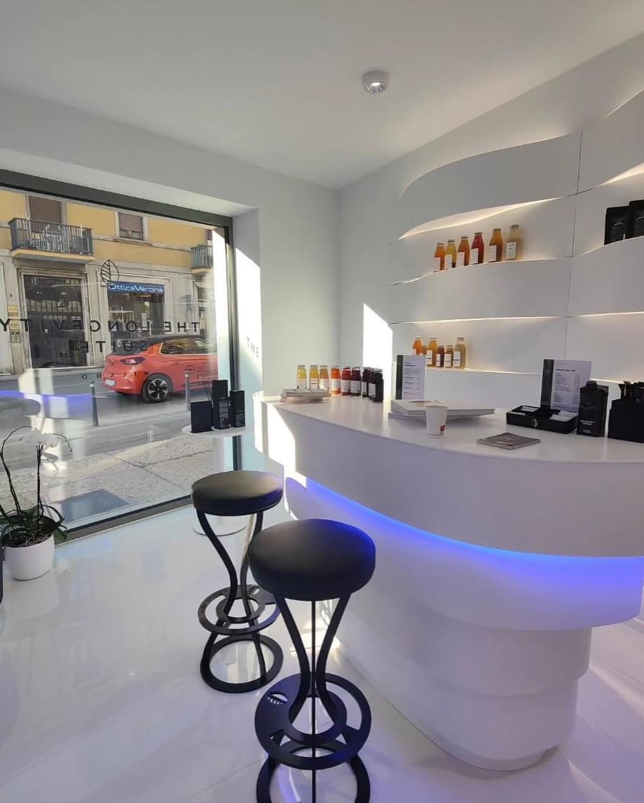 The Longevity Suite Verona, bancone e retroilluminazione degli scaffali