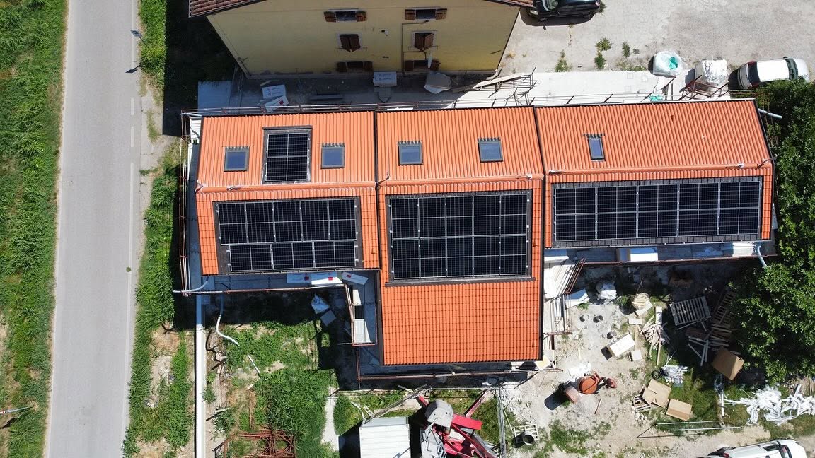 Impianti fotovoltaici su una schiera di abitazioni