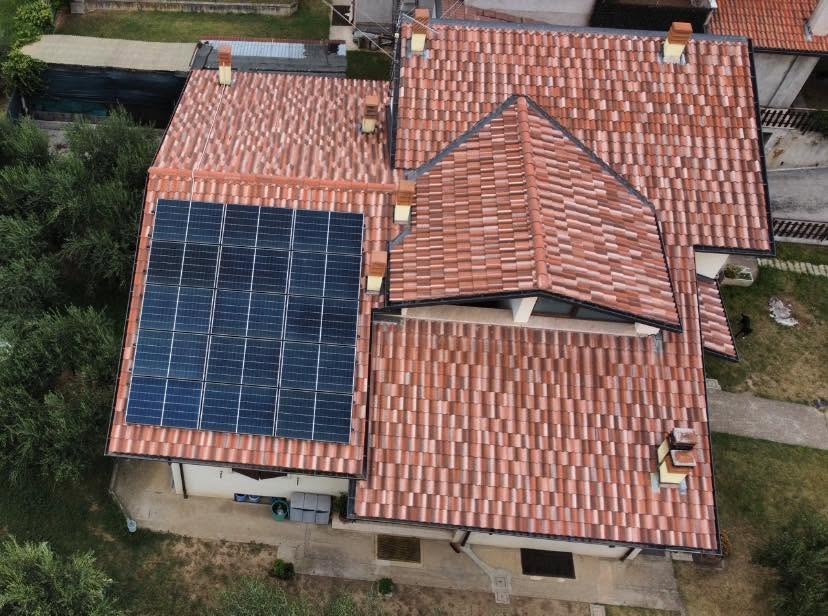 Impianto fotovoltaico installato sul tetto di un'abitazione