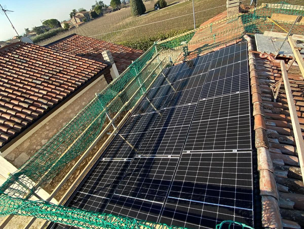 Posa dei moduli fotovoltaici in cantiere con linea vita