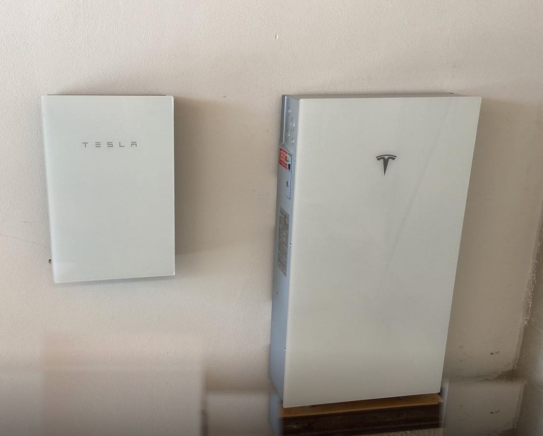 Tesla Powerwall e Gateway installati a parete da Simply Energy