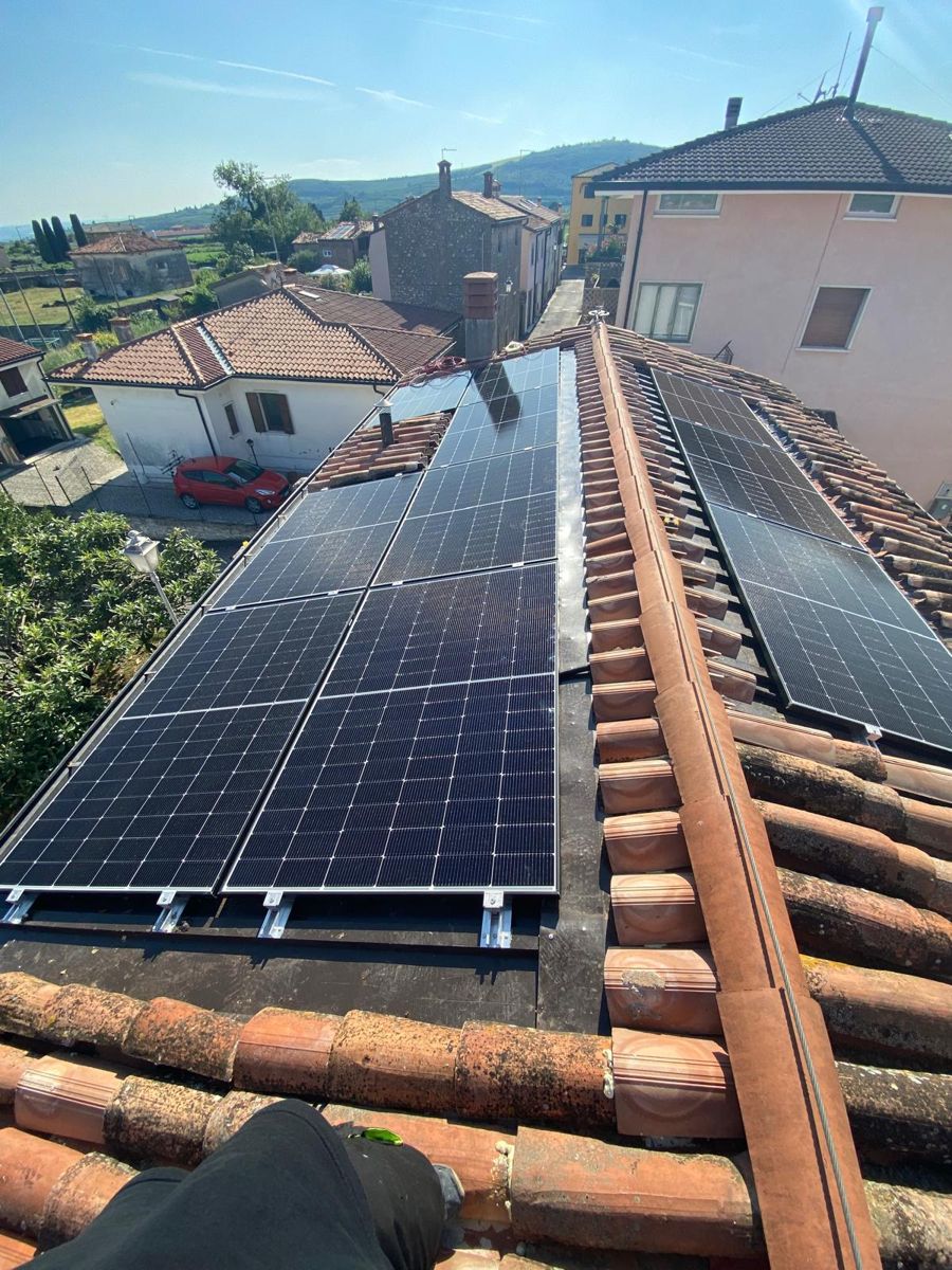 Impianto fotovoltaico su entrambe le falde di un tetto in paese