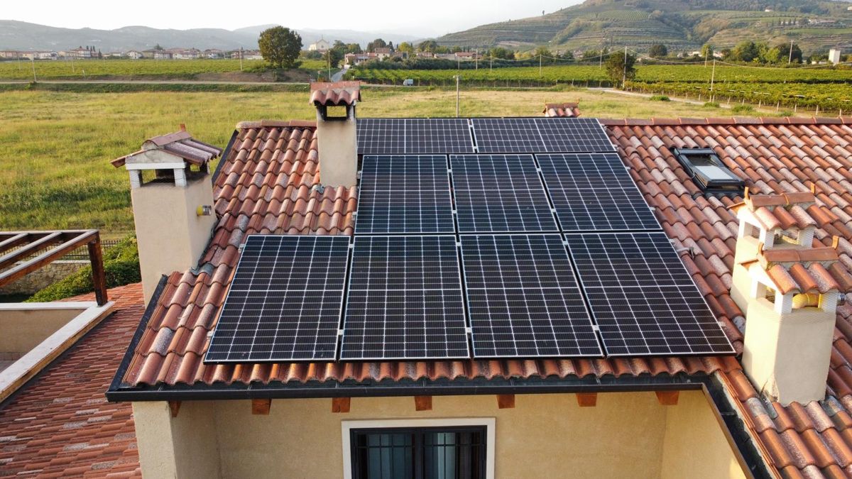 Impianto fotovoltaico terminato su una villa tra i vigneti, vista aerea